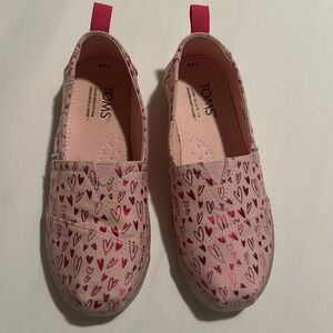 Toms Little Kid Size 2.5 Hearts!